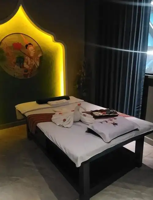 上海品茶工作室资深茶艺师林清韵冲泡岩茶